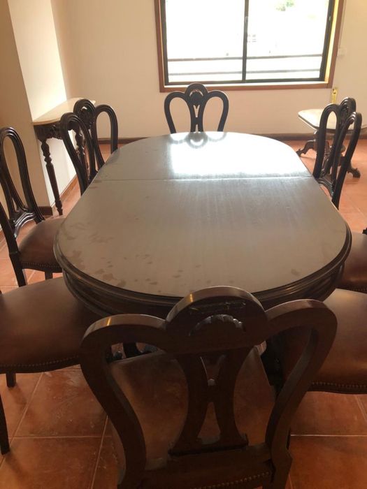 Mesa e cadeiras em pele