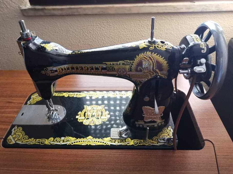 Máquina de costura com móvel
