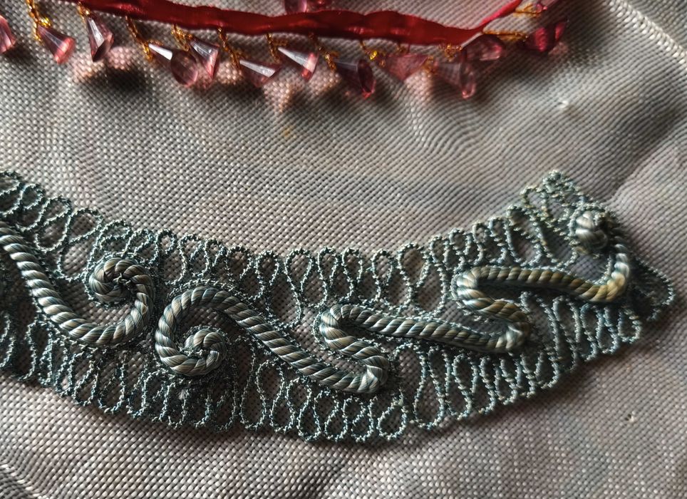 Lote de aplicações antigas para vestuário