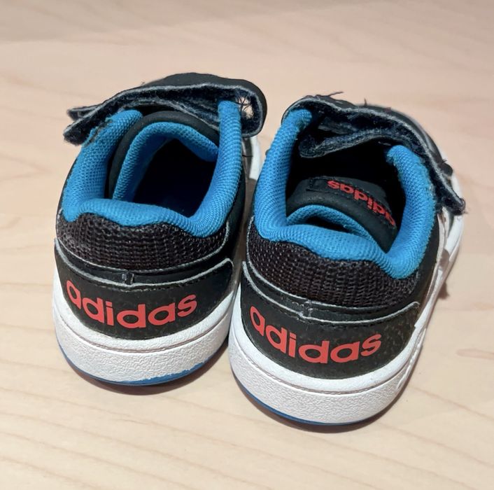 Ténis Adidas criança – Tamanho 21 – Conforto e estilo clássico
