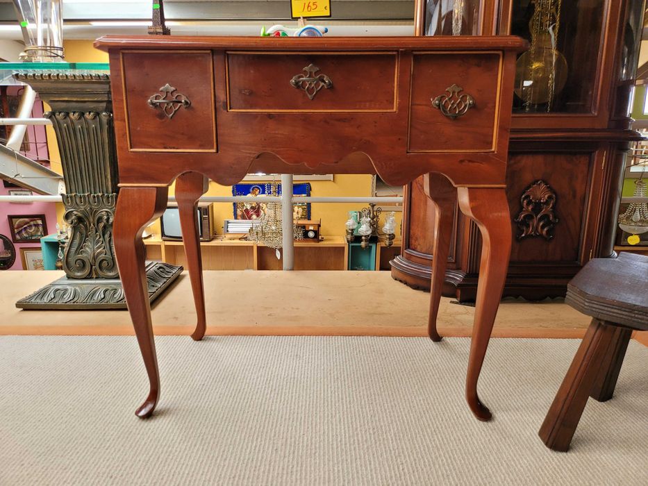 Mesa de apoio em madeira com gavetas - Muito bom esta