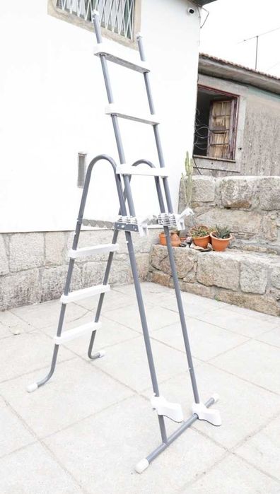 Escada piscina Intex entre 91 e 107 cm