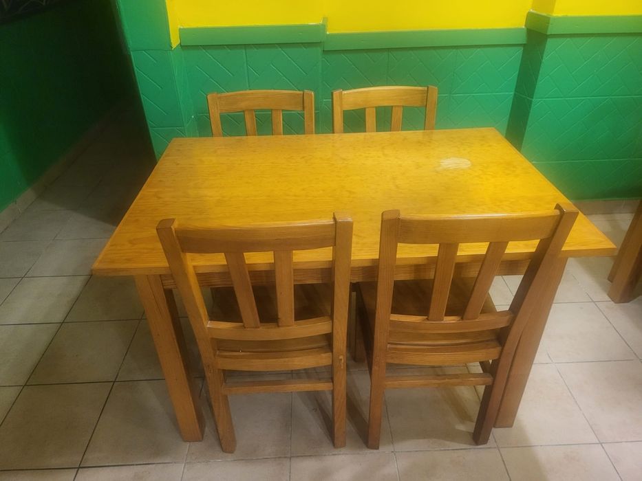 Mesas e cadeiras de madeira maciça