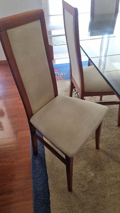 Mesa vidro com estrutura madeira e seis cadeiras