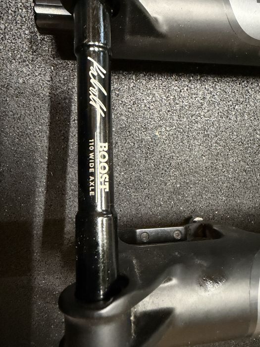 FOX 36 Rhythm GRIP, 29”, Boost 110×15 mm, skok 150 mm, sterówka tapered.