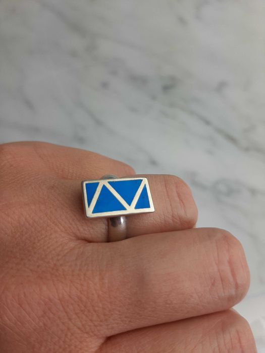 srebrny pierścionek z niebieską emalią