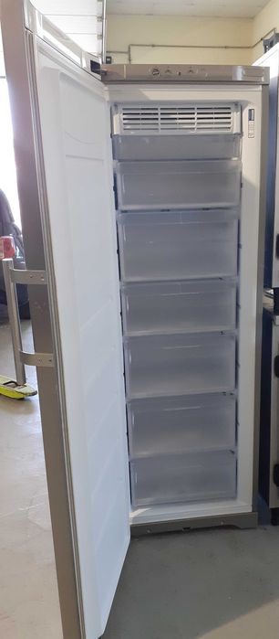 Congelador Vertical No Frost Hotpoint Ariston