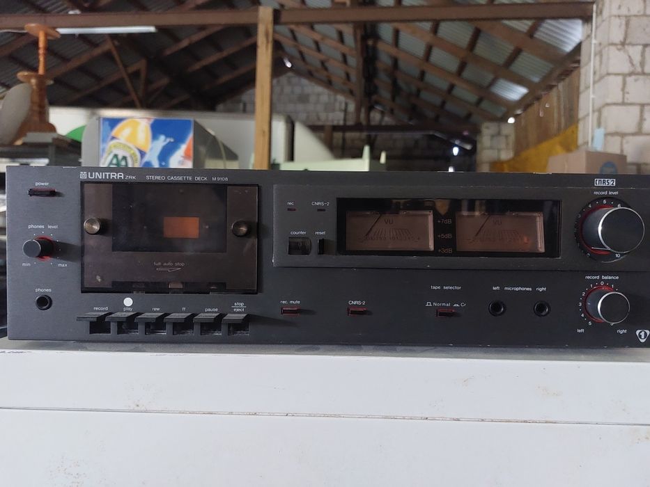 Magnetofon kasetowy marki Unitra ZRK model M9108 z czasów PRL.