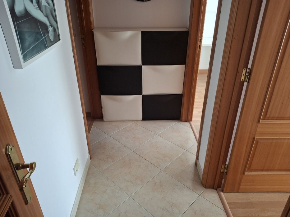 6 sapatarias,  3 brancas 3 pretas.