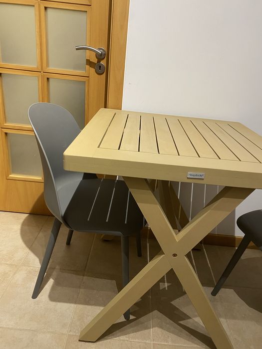 Mesa + 2 cadeiras