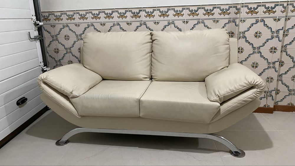 Sofa 2 lugares em pele genuina marca Santi d’Italia