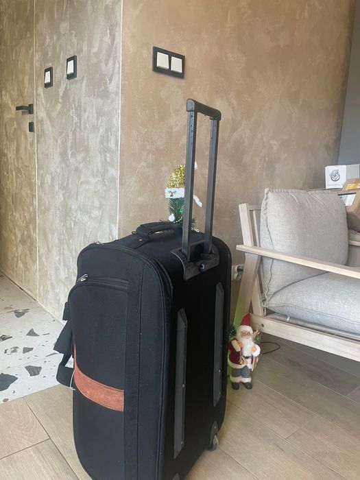 walizka na kółkach torba podróżna kolor granatowy z wysuwną rączką