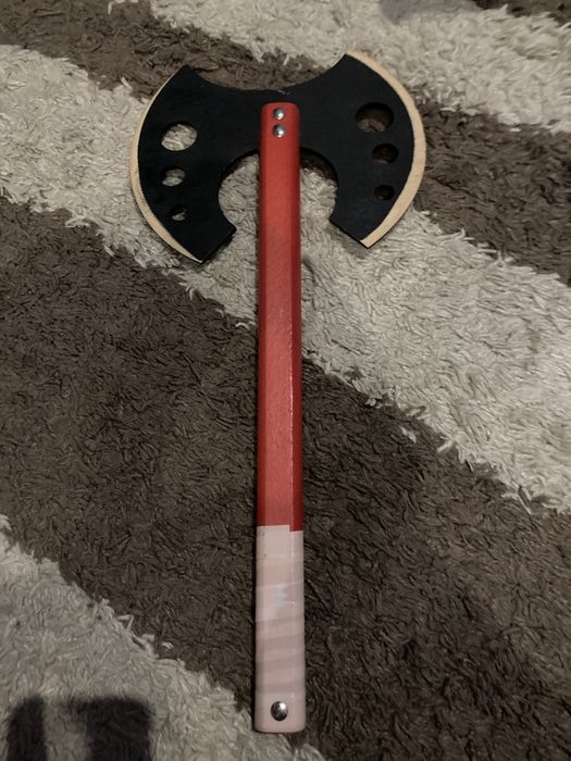 іграшковий топор з дерева