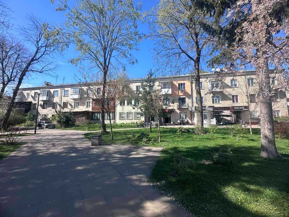 Продам трикімнатну квартиру Лятошинського