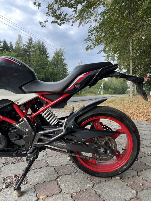 BMW G310r.