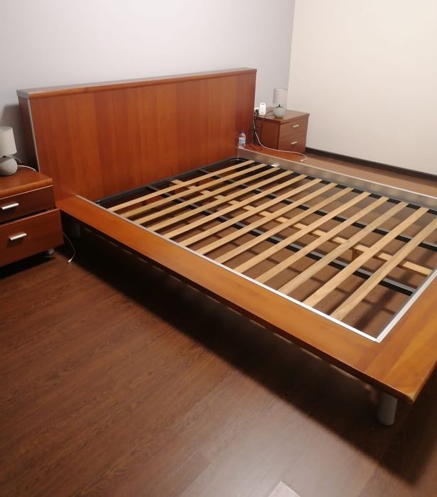 Cama casal, colchão e mesas de cabeceira