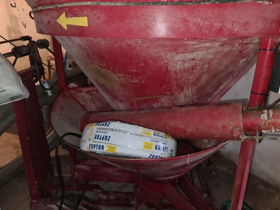 Mieszalnik 1500 kg, śrutownik ssąco tłoczący Zuptor