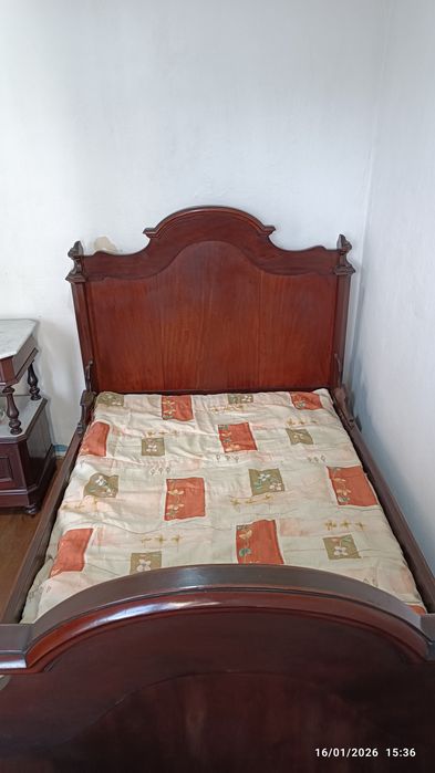 Quarto de solteiro cama cómoda mesinha de cabeceira