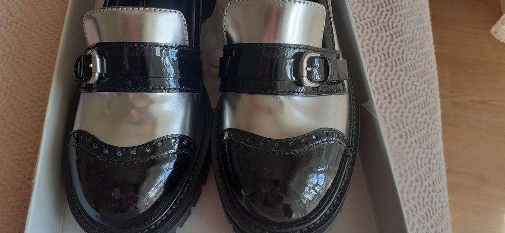 Dois pares de sapatos novos de Marca