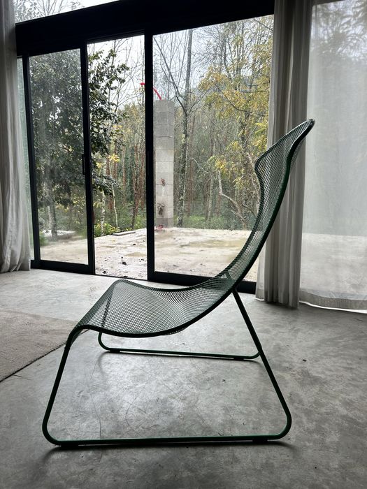 Cadeira verde de metal como nova