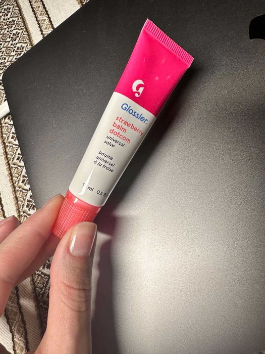 бальзам для губ
Бальзам для губ Glossier