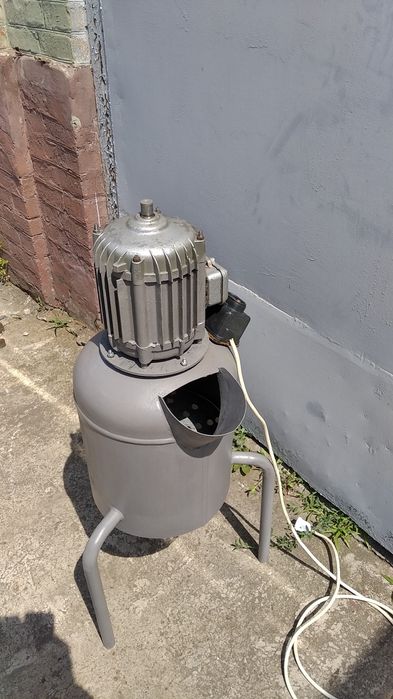 Продам корморезку электрическую 220 В.