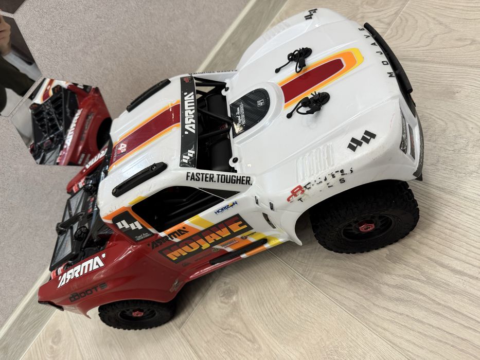 Машинка на радиоуправлении Arrma 1/8 MOJAVE 4S 4X4