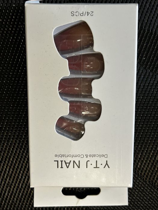 Накладні нігті.