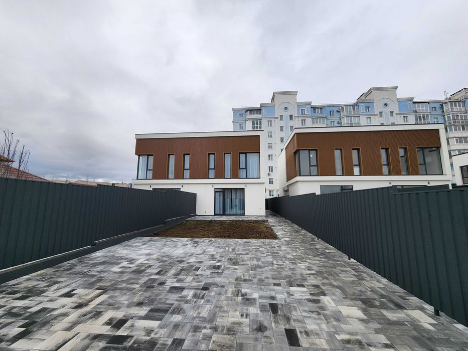 Вітаю. ГАЗ, ЦЕНТРАЛЬНІ КОМУНІКАЦІІ, будинок-дуплекс 125м2; Ліцей#1.