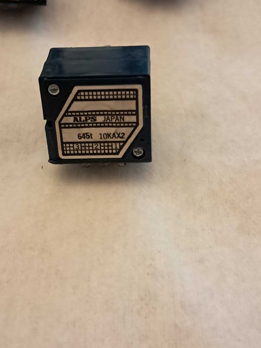 Potenciómetros ALPS.