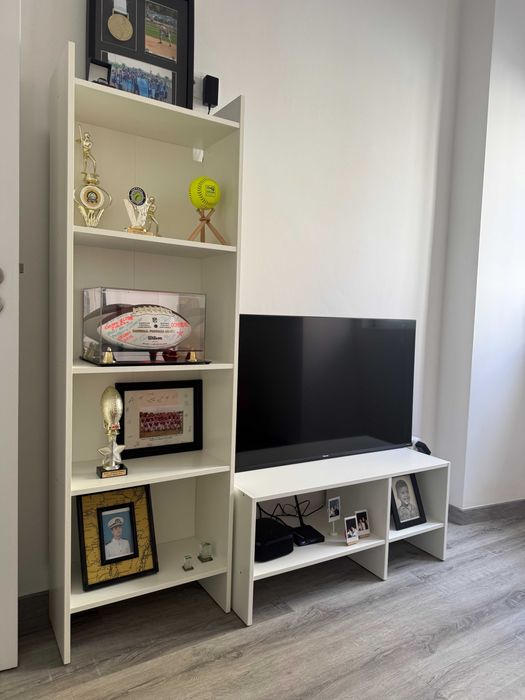 Televisor 45" Hisense com mesa