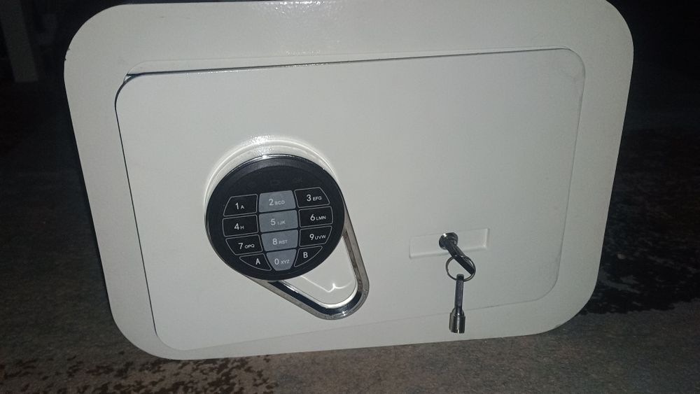 сейф на код і ключ