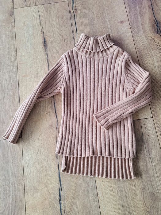 Beżowy sweterek dziewczęcy z golfem, długi , tunika