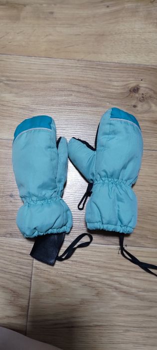 2,5-3 роки зимова шапка шолом, рукавиці краги не промокає, зимові