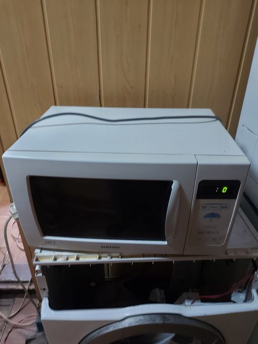 Мікрохвильова піч в гарному стані