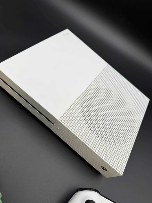 Konsola Xbox one S  Model 1681 Stan: bardzo dobry, sprawny.