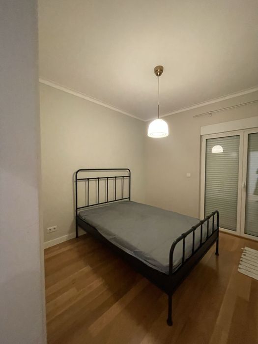 Estrutura de cama de casal e colchao
