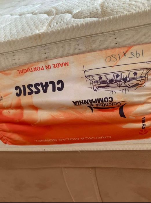 Sommier com cabeceira rebatível e colchão