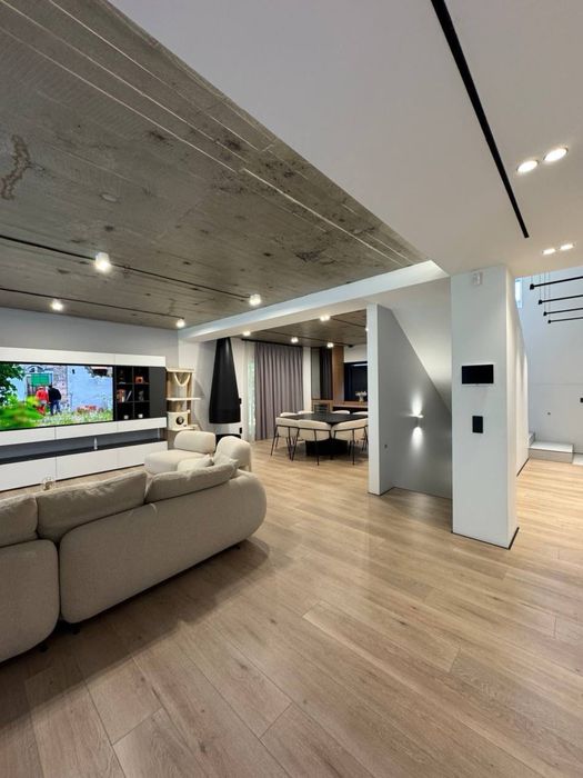 Продаж будинку з басейном ЦЕНТР поруч з театром