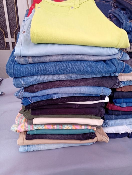 Para revenda lotes de 20 pares de calças semi novas só 10€ lotes aleatórios