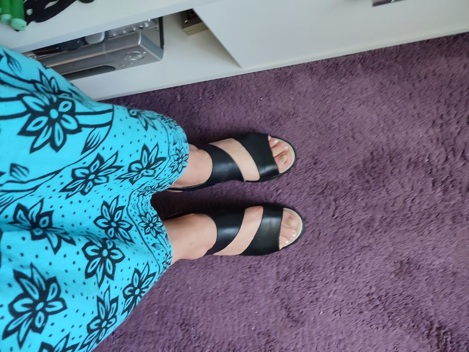 Продам гарні шкіряні босоніжки