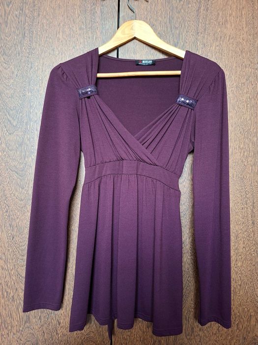 Túnica bordeaux da Morgan com aplicações em lantejoulas