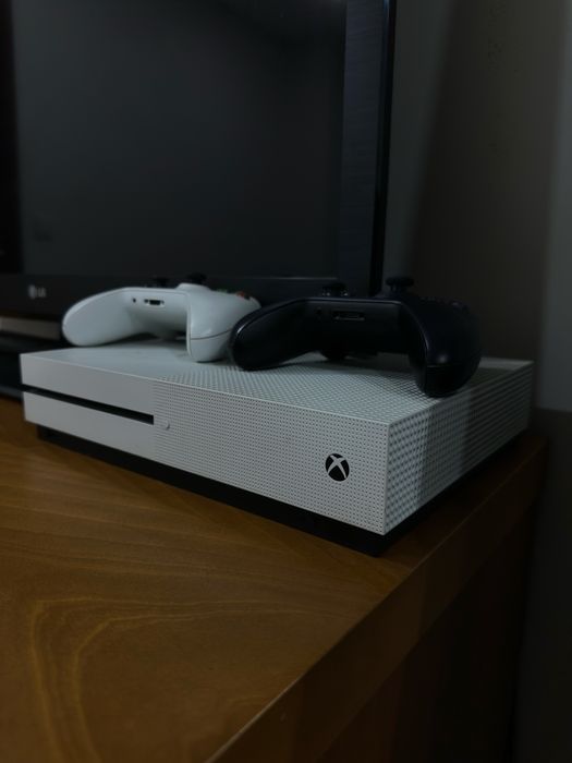 Pack Gaming: Xbox One S (2 Comandos) + TV LG 37"