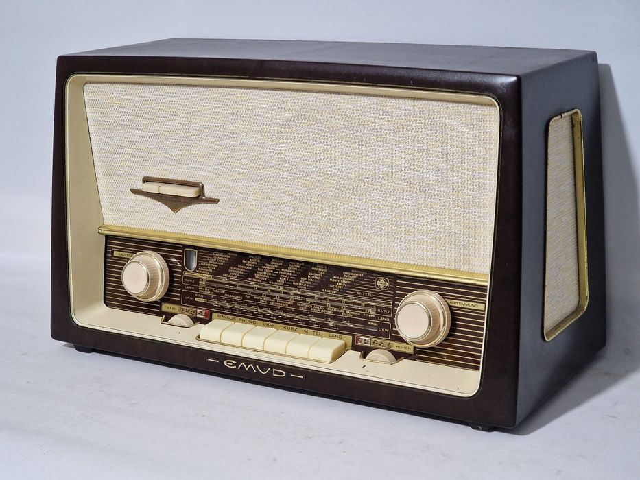 Rádio antigo reparado EMUD