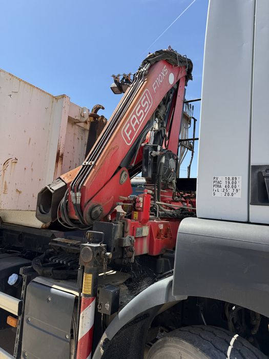 Camião Kerax com ampliroll e grua