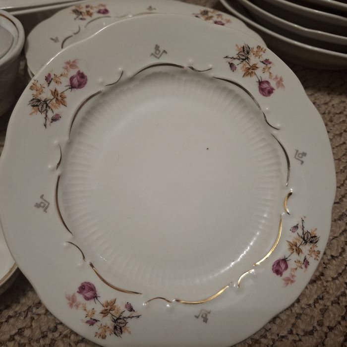 Набір парцелянового посуду з ніжним візерунком!