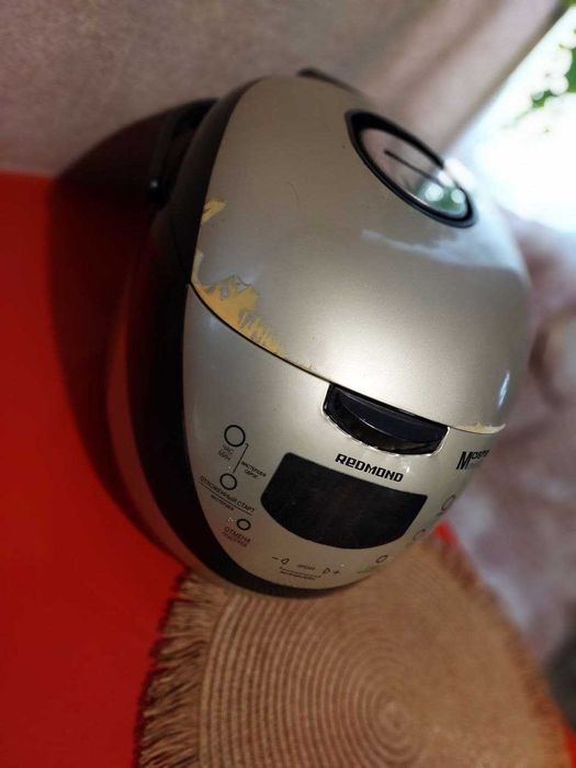 Мультиварка Redmond RMC-M150. в робочому стані.Голосова