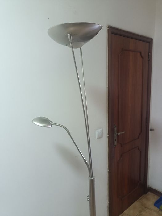 Candeeiro de pé cromado com 2 focos