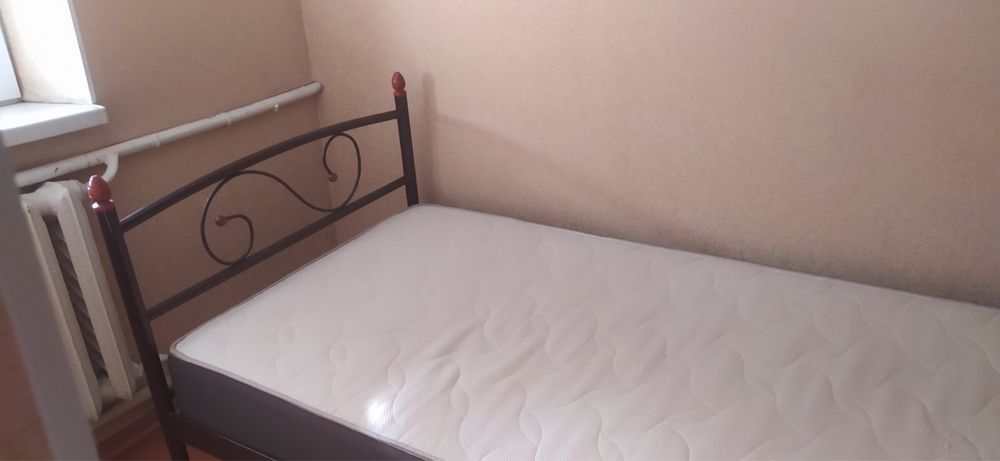 Продам кровать с матрацем