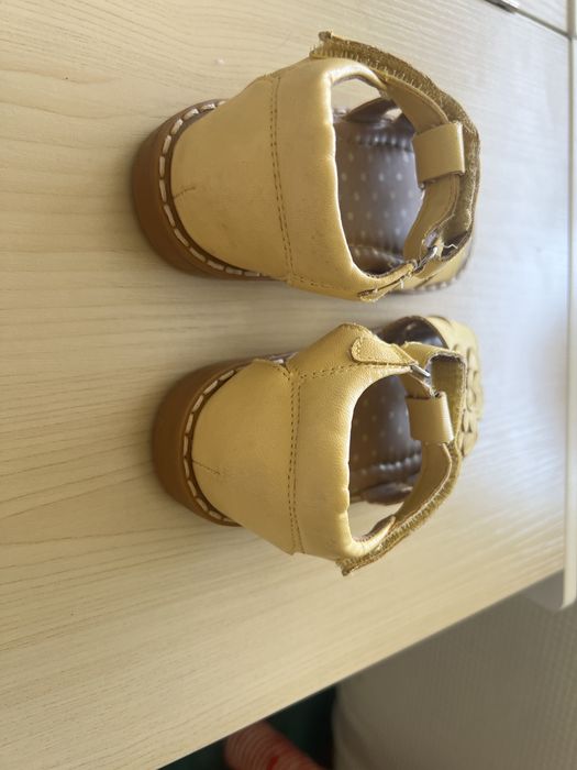 Sandalias amarelas menina tam. 24